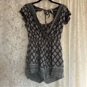 Mudd Black and White Keyhole Back Elastic Waist Romper
